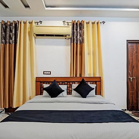 Play- Platinum Sector144 Couple Friendly Hotel Noida Buitenkant foto