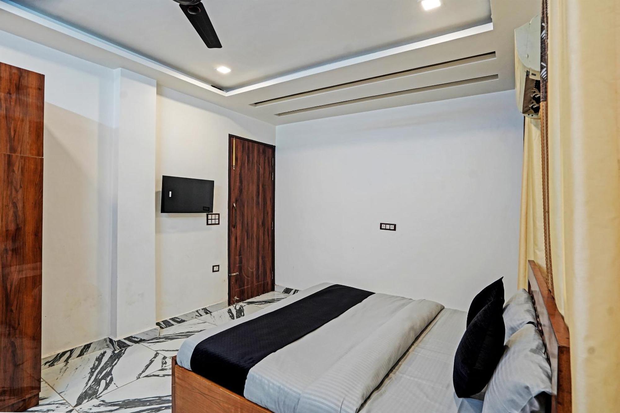 Play- Platinum Sector144 Couple Friendly Hotel Noida Buitenkant foto