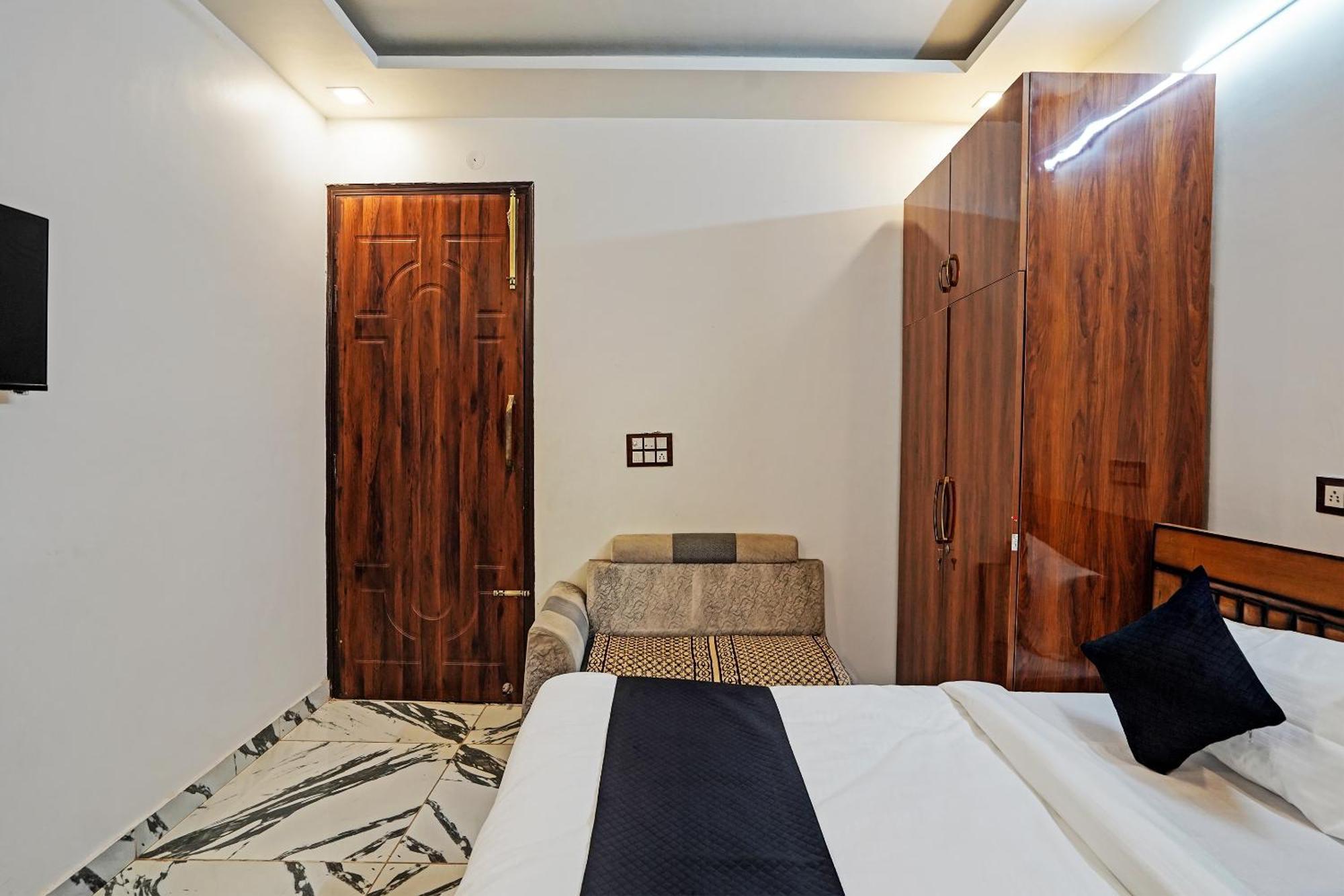 Play- Platinum Sector144 Couple Friendly Hotel Noida Buitenkant foto