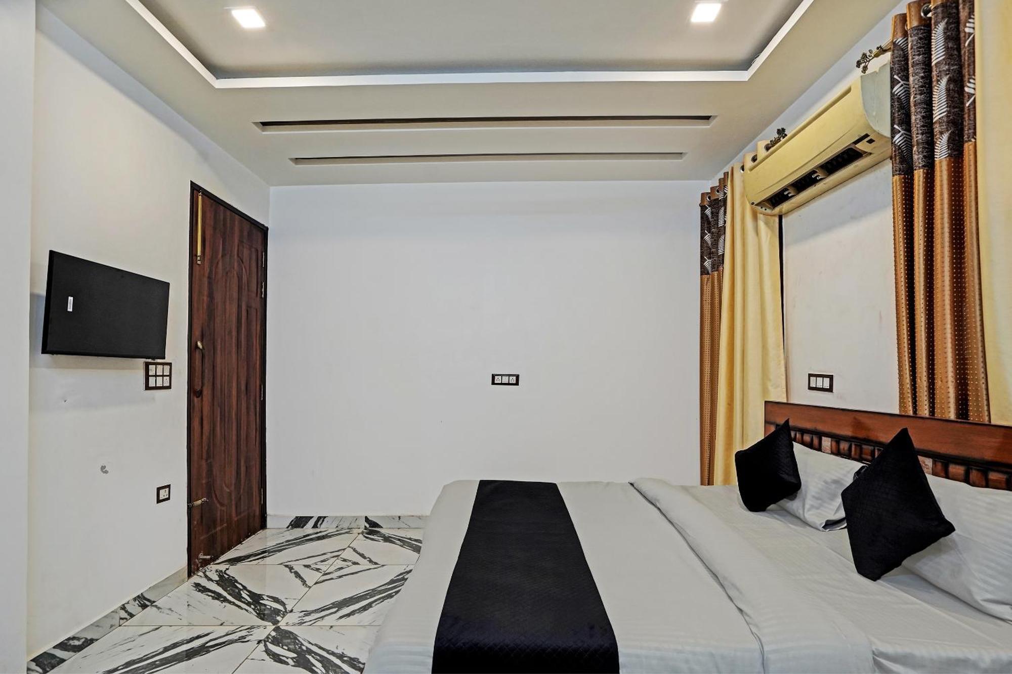 Play- Platinum Sector144 Couple Friendly Hotel Noida Buitenkant foto