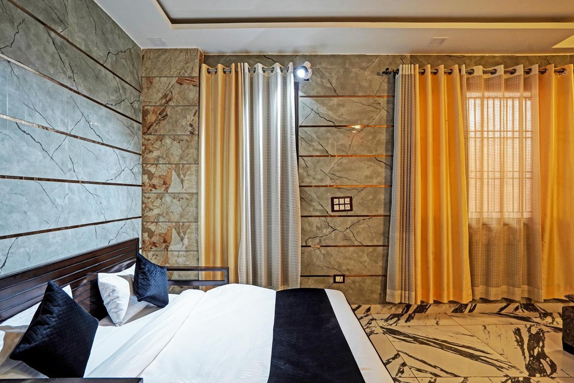 Play- Platinum Sector144 Couple Friendly Hotel Noida Buitenkant foto