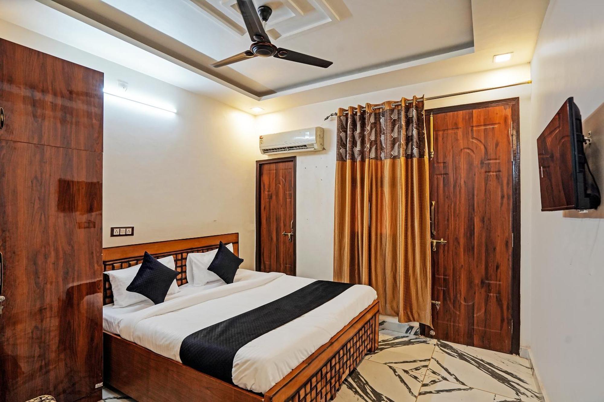 Play- Platinum Sector144 Couple Friendly Hotel Noida Buitenkant foto