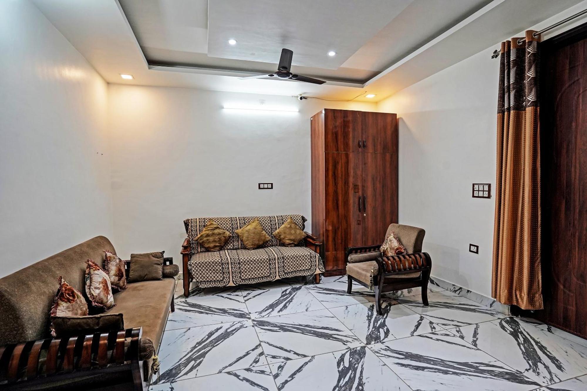 Play- Platinum Sector144 Couple Friendly Hotel Noida Buitenkant foto