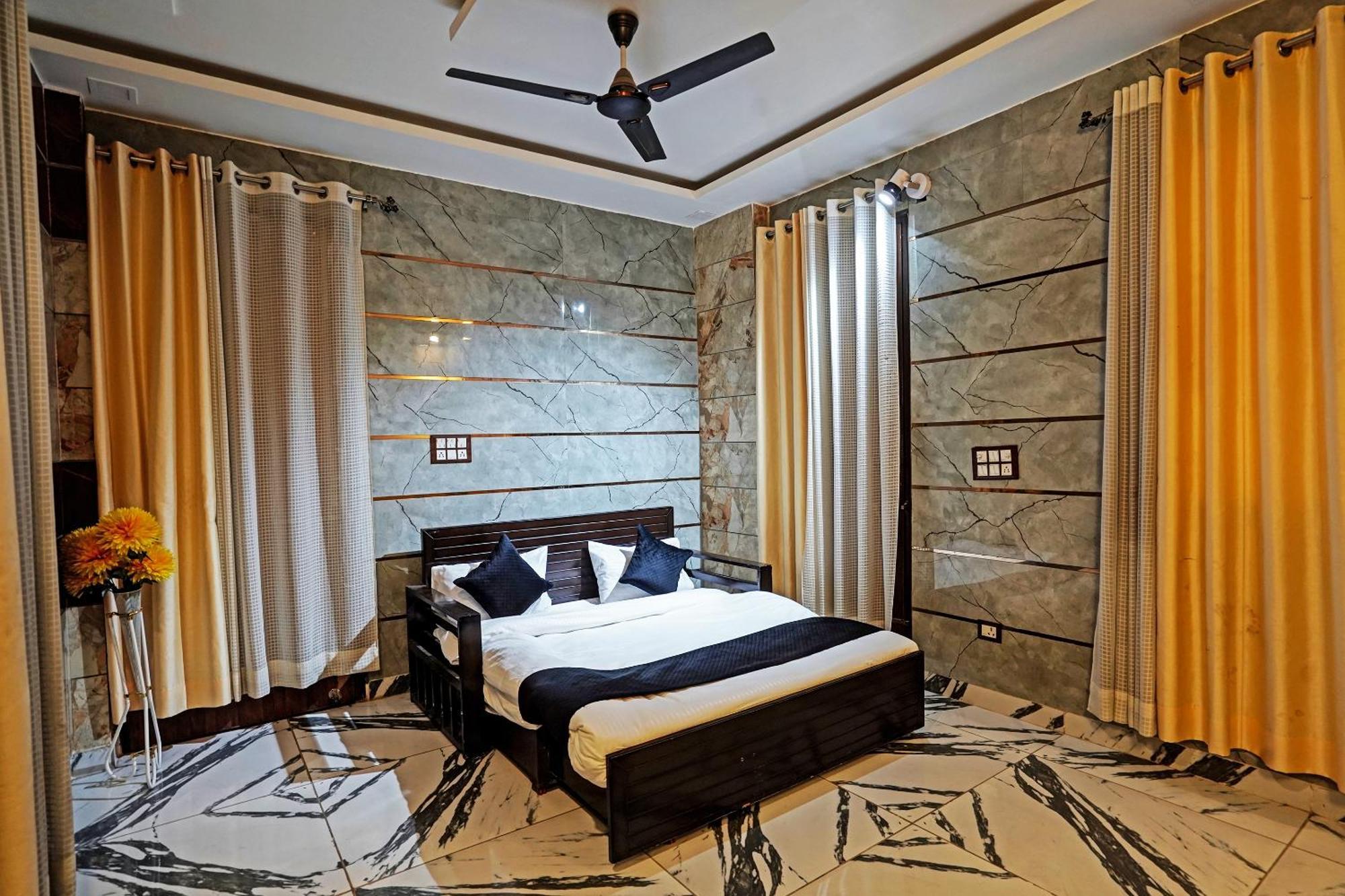 Play- Platinum Sector144 Couple Friendly Hotel Noida Buitenkant foto
