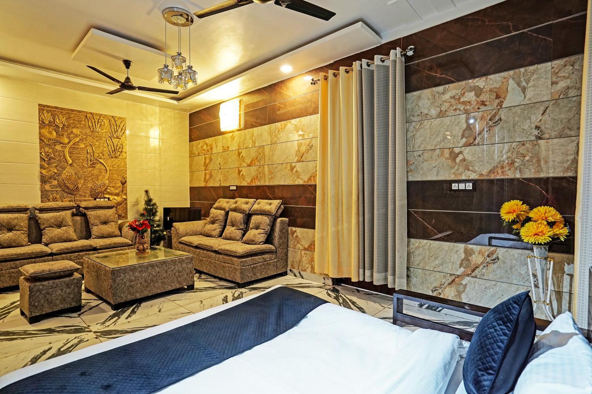 Play- Platinum Sector144 Couple Friendly Hotel Noida Buitenkant foto
