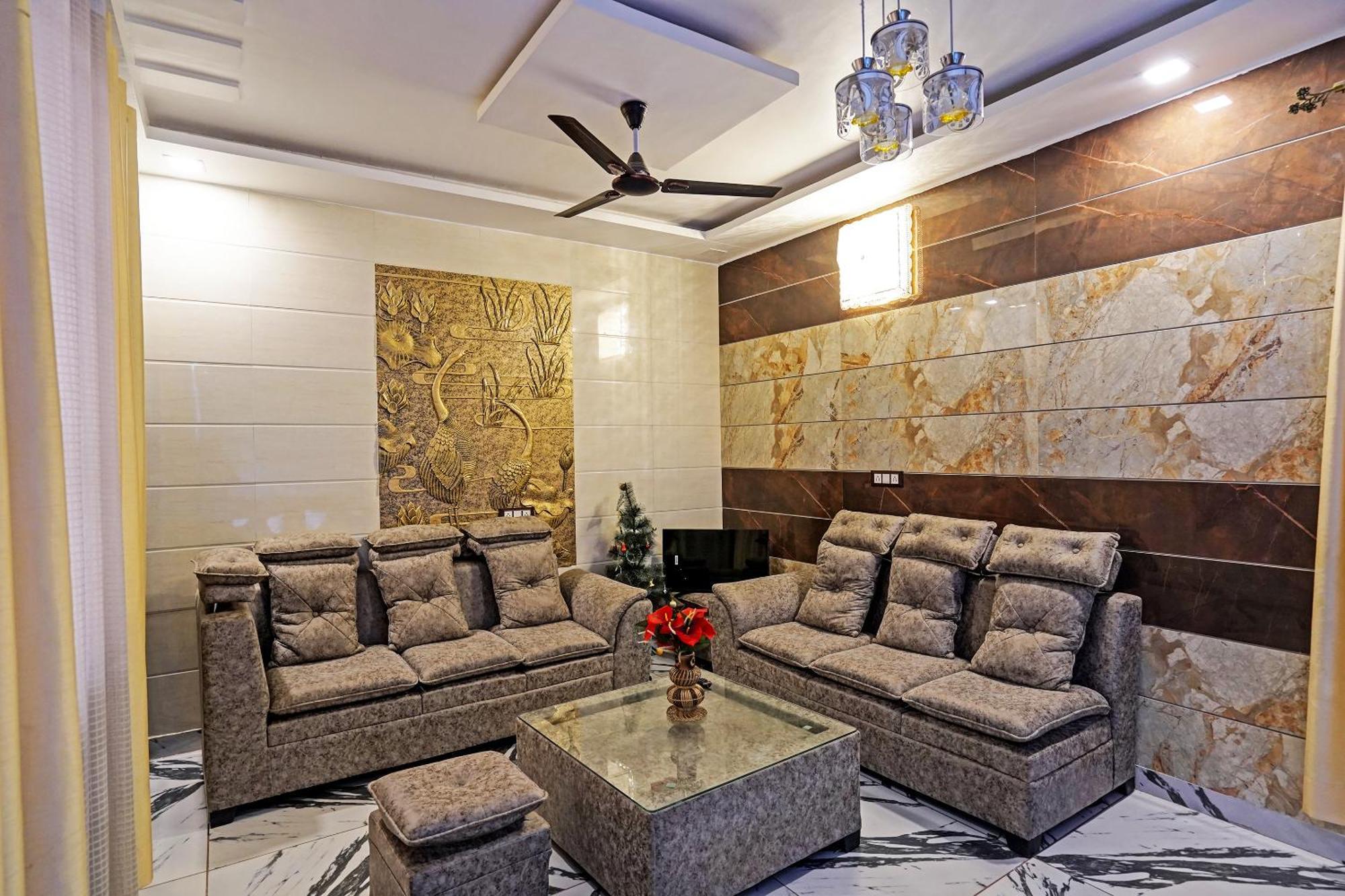 Play- Platinum Sector144 Couple Friendly Hotel Noida Buitenkant foto