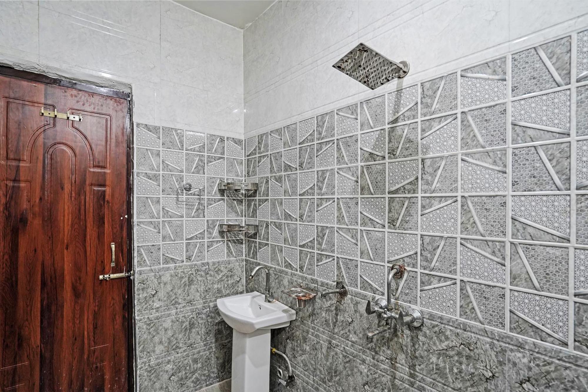 Play- Platinum Sector144 Couple Friendly Hotel Noida Buitenkant foto