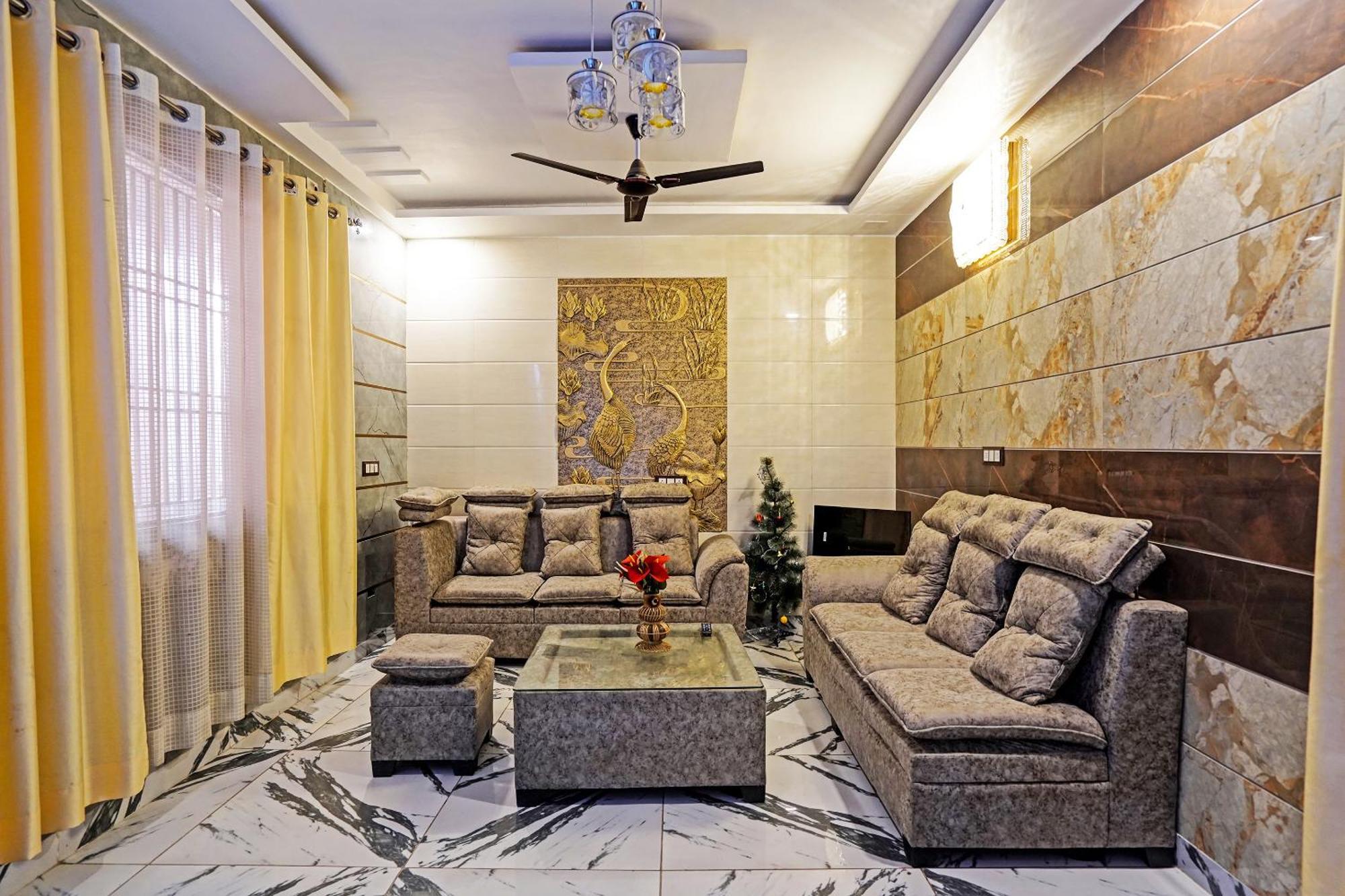 Play- Platinum Sector144 Couple Friendly Hotel Noida Buitenkant foto